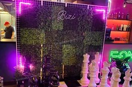 Зеленая фотозона c рисунком "Шахматы"