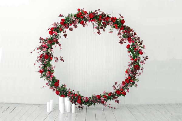 Фотозона с красной цветочной аркой