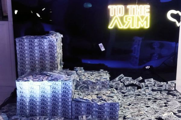 Фотозона Деньги