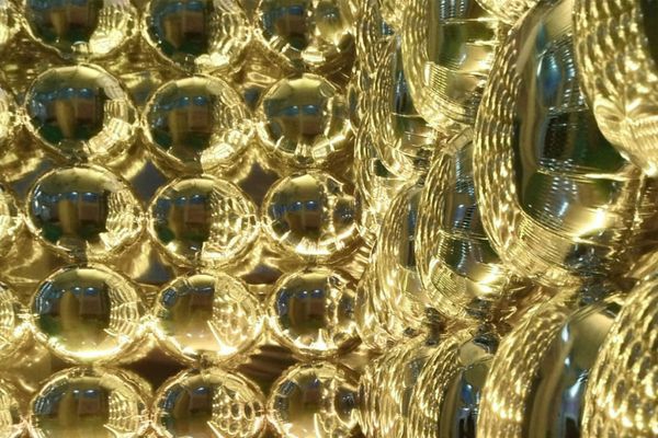 Фотозона из золотых фольгированных шаров