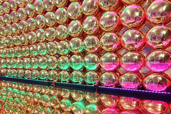 Фотозона из золотых фольгированных шаров