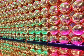 Фотозона из золотых фольгированных шаров