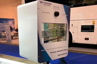 Примеры брендирования облегченной фотобудки: