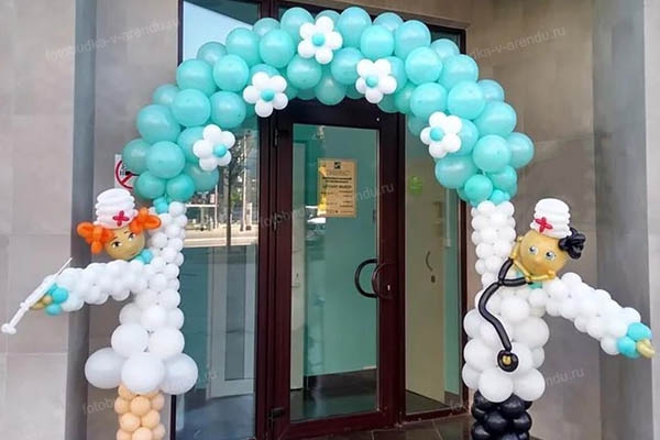 Фотозона из шаров на День Медика