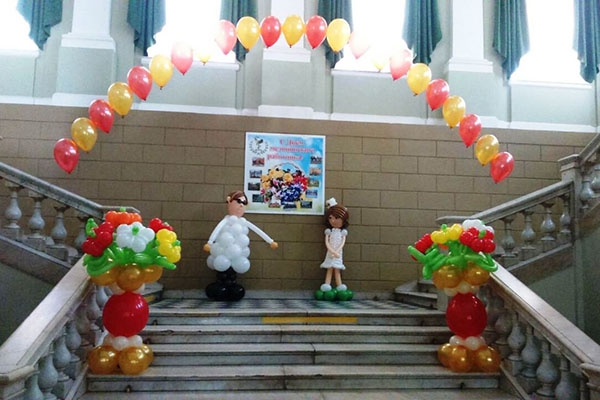 Фотозона из шаров на День Медика