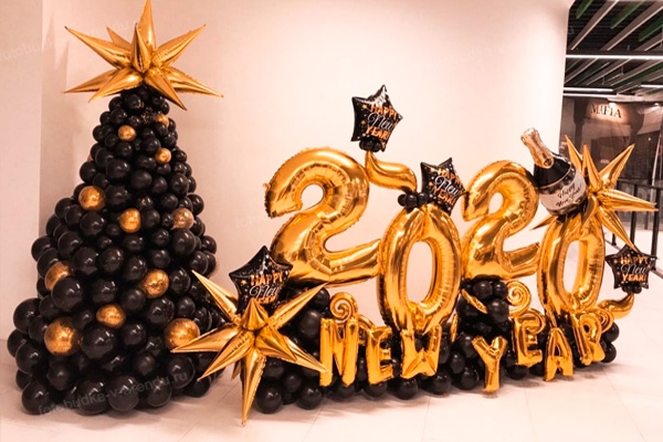 Фотозона новогодняя елка из шаров