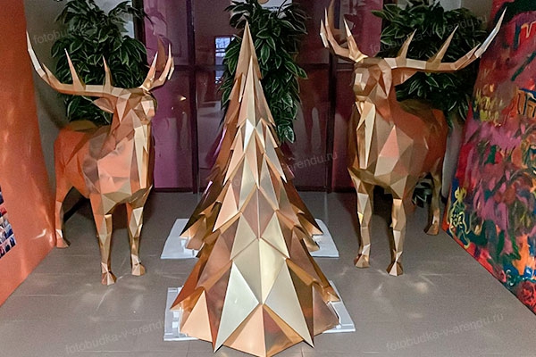 Фотозона с золотыми фигурами