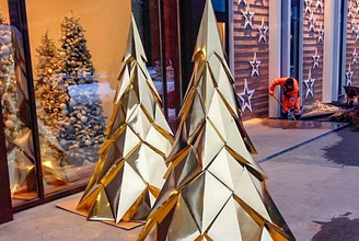 Фотозона с золотыми фигурами