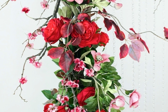 Фотозона с красной цветочной аркой