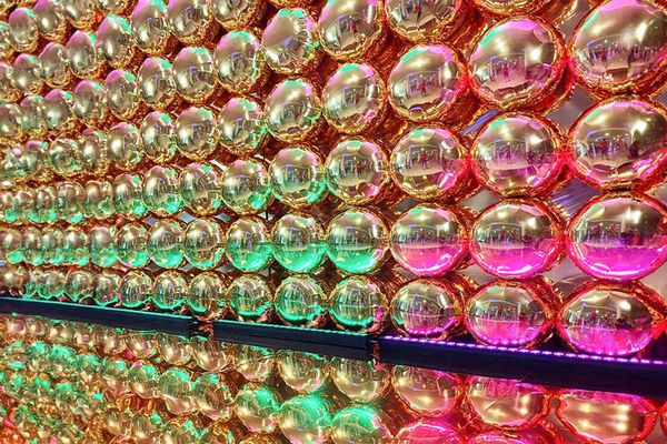 Фотозона из золотых фольгированных шаров