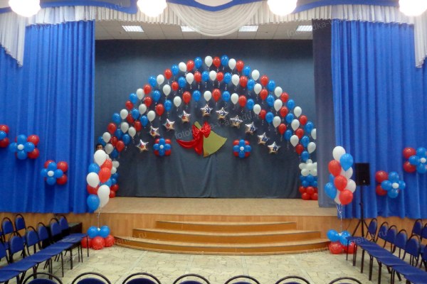 Фотозона из шаров на день Государственного флага Российской Федерации