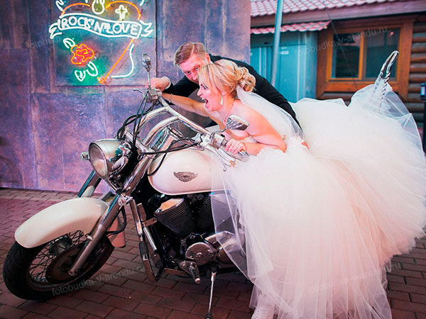 Фотозона с мотоциклом