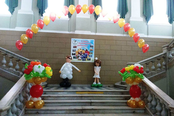 Фотозона из шаров на День Медика