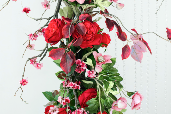 Фотозона с красной цветочной аркой