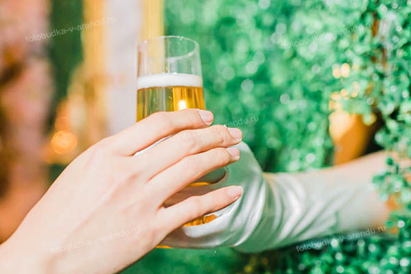 Стена для шампанского живая